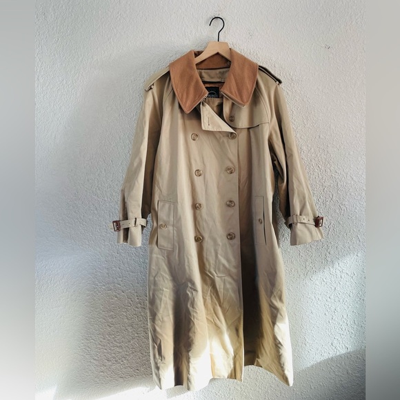 1970s Vintage Trench Coat with Fox Run Lining - Picture 2 of 16